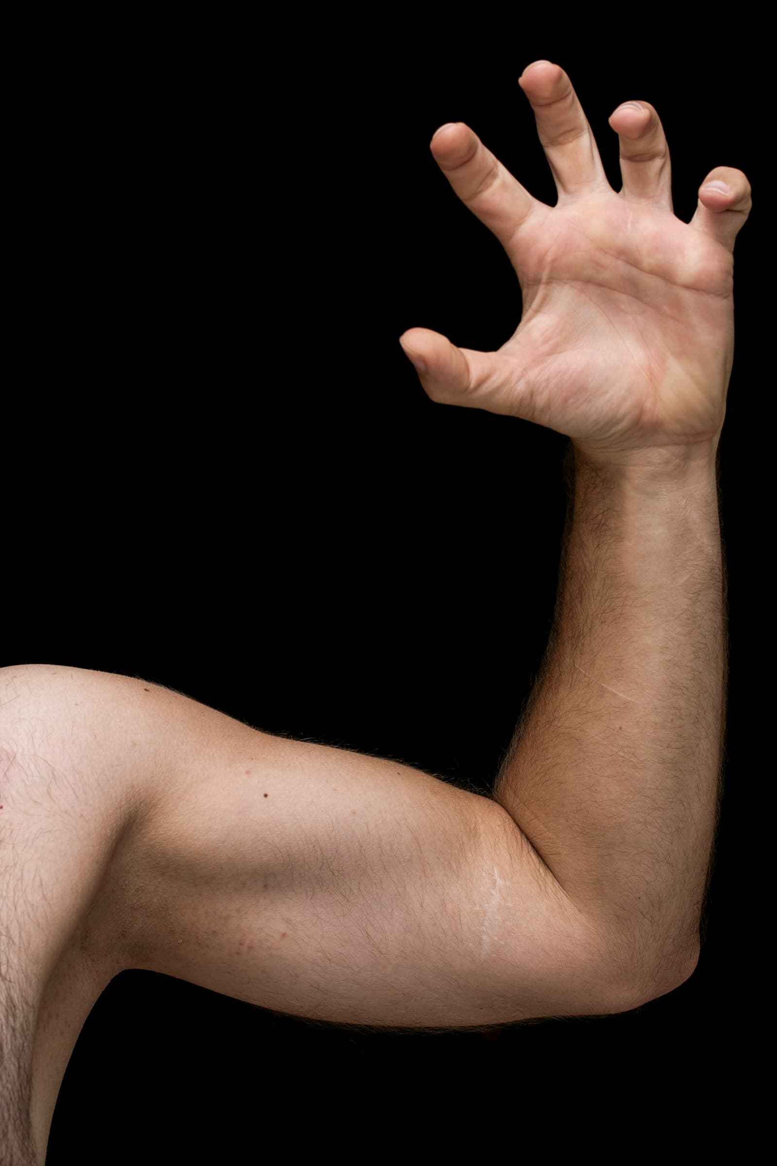 Mano destra di una persona su sfondo nero