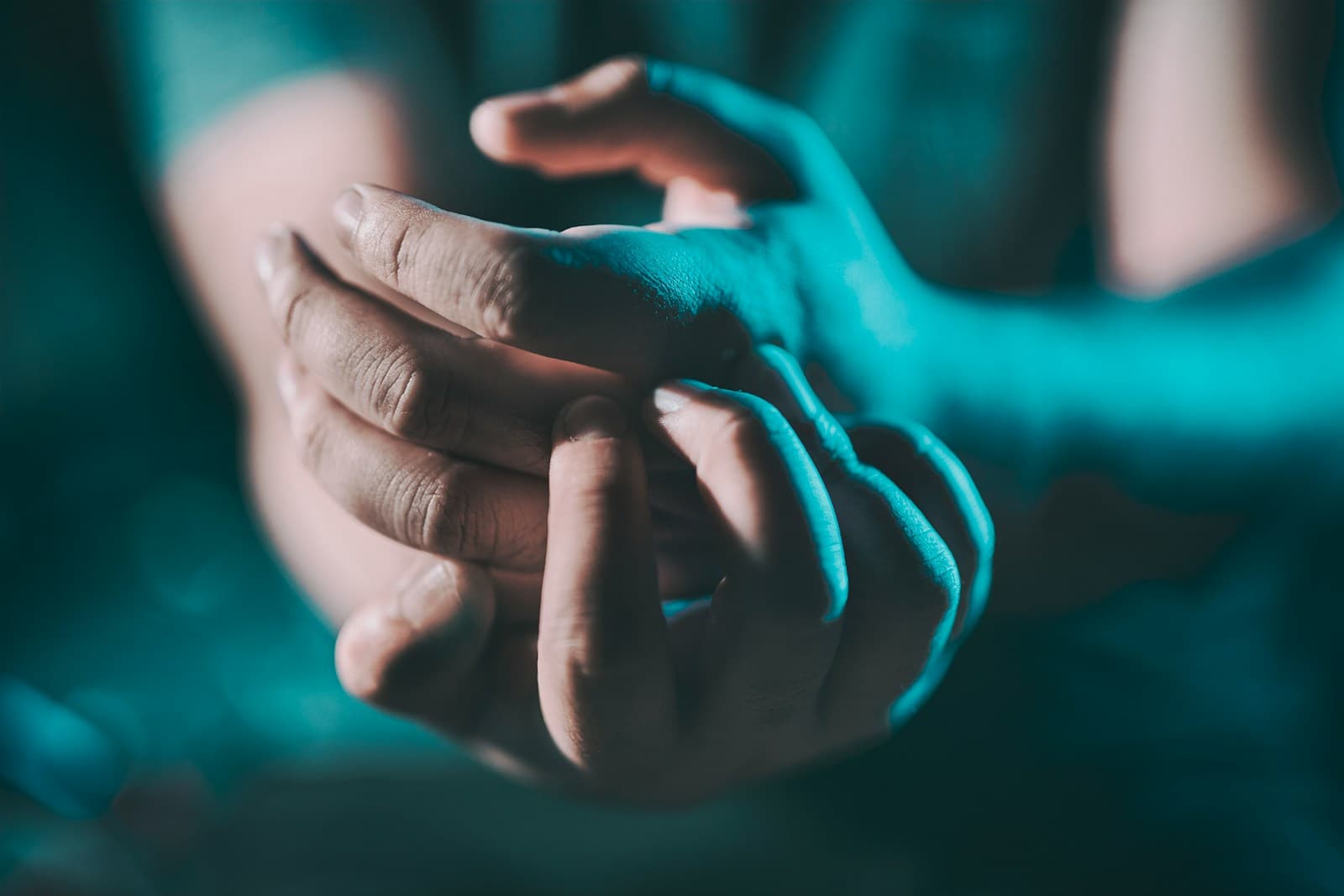 Primo piano delle mani di una persona intrecciate